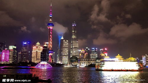 上海外滩的灯光秀摄影图