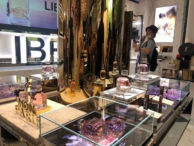 真香!圣罗兰香水主题形象店全球首店亮相新天地