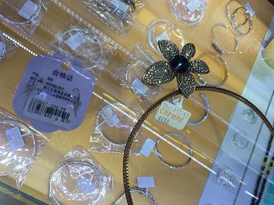 上海一配饰店被查 部分仿真饰品重金属含量超标
