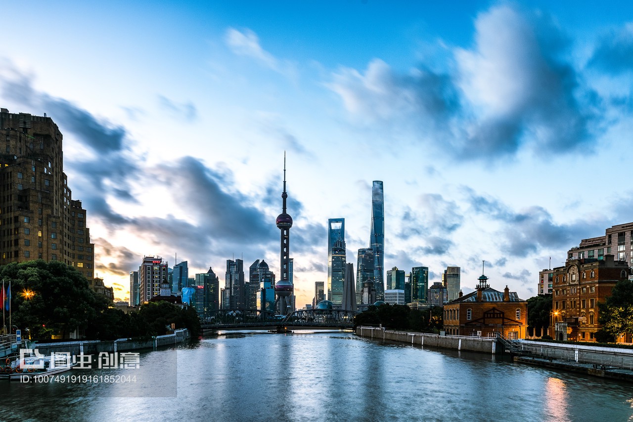 上海陆家嘴城市天际线 现代都市的璀璨明珠